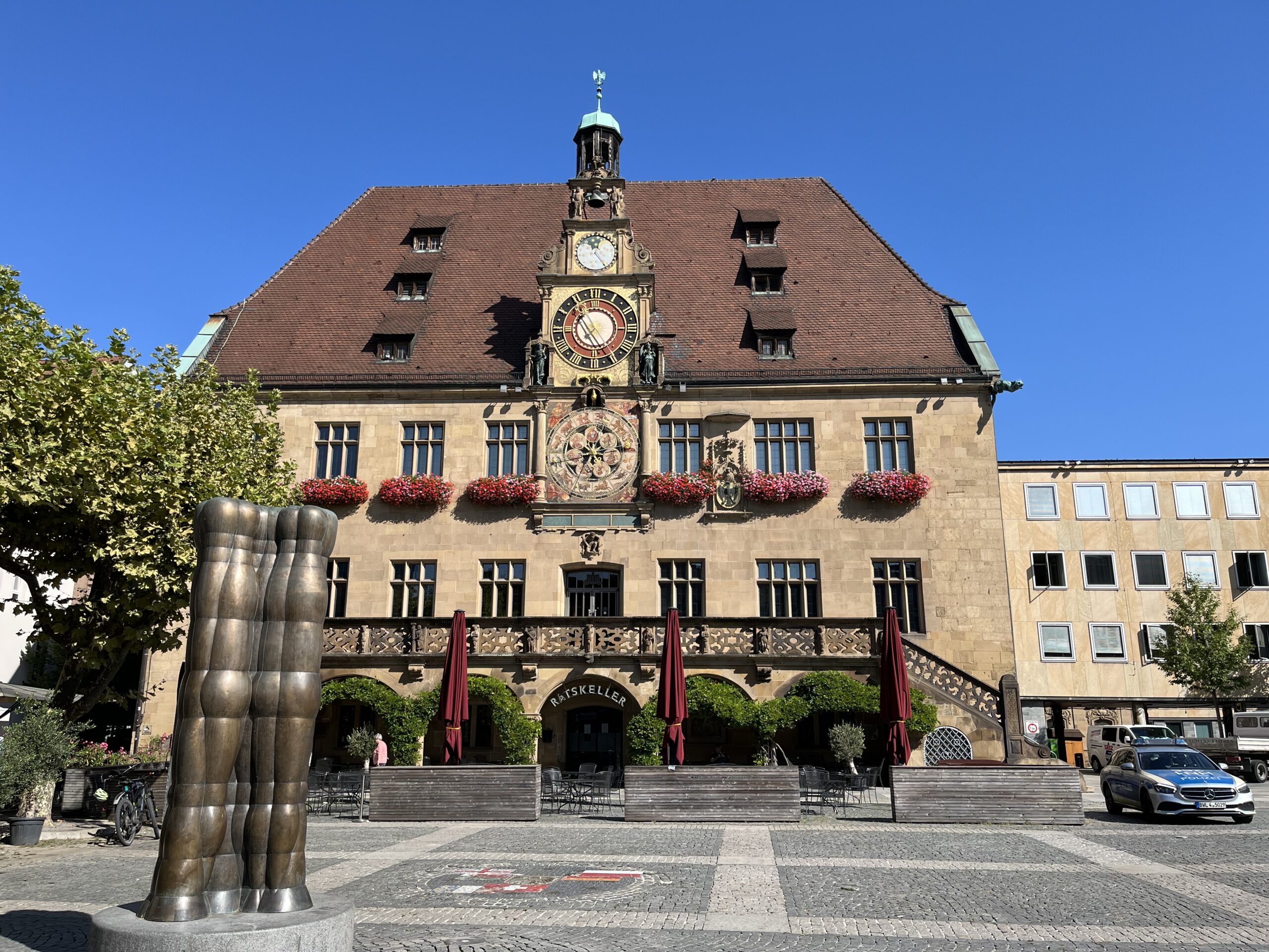 Heilbronner Rathaus im Vordergrund der Rathausplatz