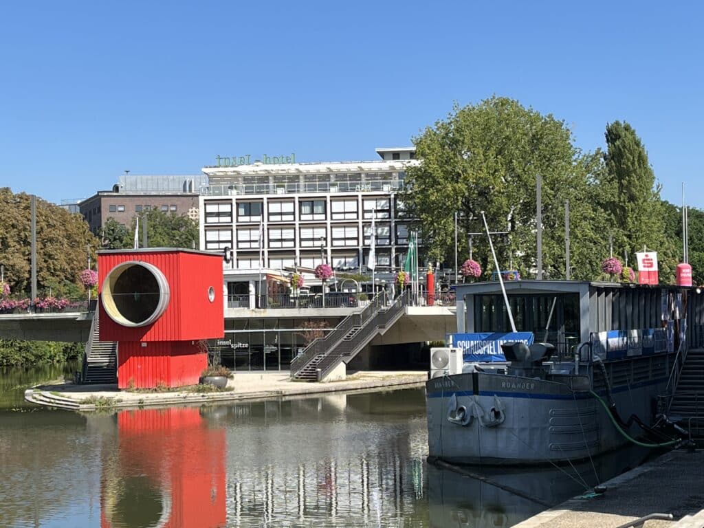 Theaterschiff rechts liegt am Key im hintergrund das Inselhotel