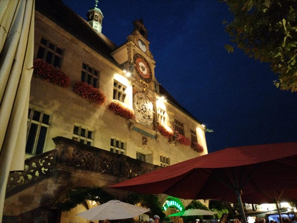 Das Heilbronner Rathaus bei Nacht