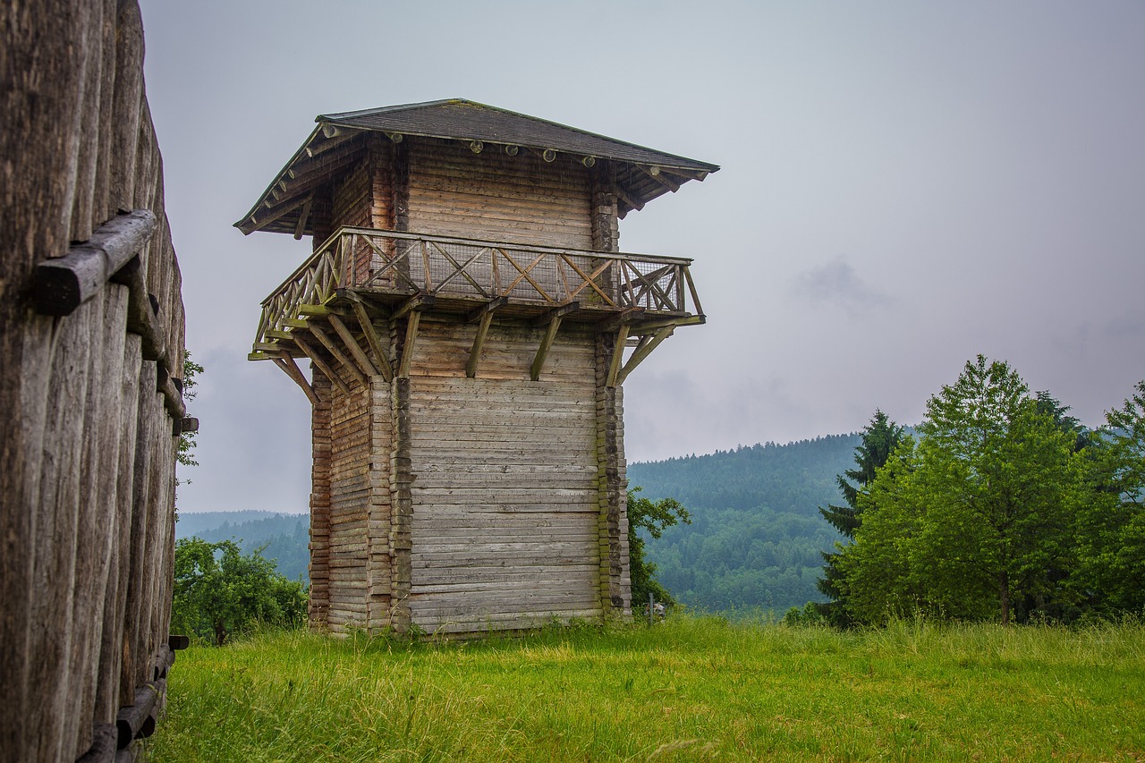 Zu sehen ist ein nachgebildeter Limes Kastell Wachturm Geschichte