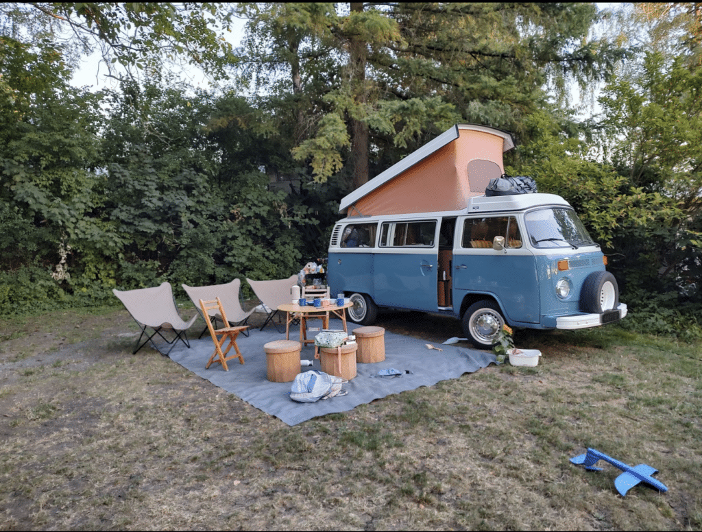 VW Bully auf dem Campingplatz