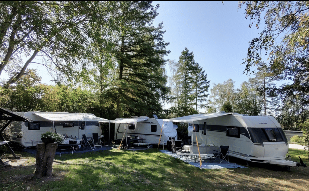 Wohnwägen auf Campingplatz